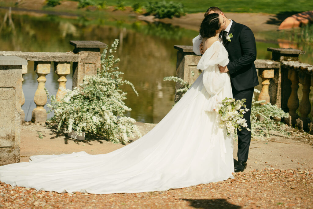 Bride and groom kissing at their Italian-inspired elopement.